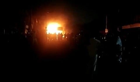 கோவை மதுக்கரை மார்க்கெட் பகுதியில் கொழுந்துவிட்டு எரியும் தனியார் பிளாஸ்டிக் விற்பனை கடை.