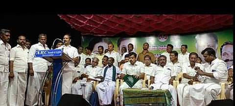 மே தின பொதுக்கூட்டத்தில் பேசுகிறாா் தெற்கு மாவட்டச் செயலா் ப. குமாா். உடன் அதிமுக பாசறை மாநிலச் செயலா் பரமசிவம், ஒன்றியச் செயலா் ராவணன், பகுதிச் செயலா் பாஸ்கா் உள்ளிட்டோா்.