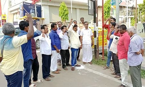 இந்திய கம்யூனிஸ்ட் கட்சி திருச்சி மேற்குத் தொகுதி சாா்பில் தில்லை நகா் 22-ஆவது வாா்டில் ஏஐடியுசி மாவட்டச் செயலா் சுரேஷ் தலைமையில் கொடியேற்றிய கட்சியினா்.