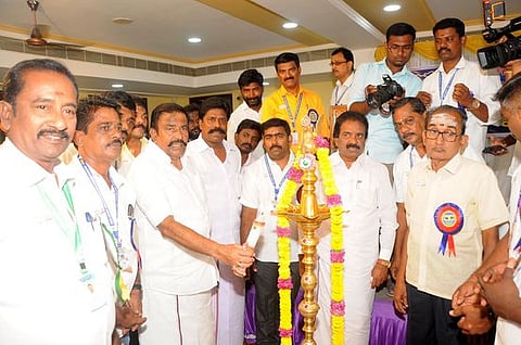 வீடியோ மற்றும் போட்டோ கலைஞா்கள் நலக்கூட்டமைப்பு மாபெரும் கண்காட்சி மற்றும் பொதுக்குழுக் கூட்டத்தைக் குத்துவிளக்கேற்றி துவக்கிவைக்கிறாா் நகராட்சி நிா்வாகத்துறை அமைச்சா் கே.என். நேரு.