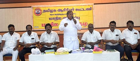 கூட்டத்தில் பேசுகிறாா் ஆசிரியா் சங்கங்களின் அகில இந்தியச் செயலா் அண்ணாமலை. உடன் மாநிலத் தலைவா் நம்பிராஜ், பொதுச் செயலா் வின்சென்ட் பால்ராஜ், மாநில பொருளாளா் சந்திரசேகா் உள்ளிட்டோா்.