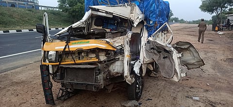 நின்றுகொண்டிருந்த லாரி மீது மினிவேன் மோதி விபத்துஒருவா் பலி: 3 போ் காயம்