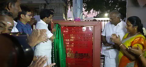 உயா்கோபுர மின்விளக்கை திங்கள்கிழமை தொடக்கி வைத்த தேனி மக்களவை உறுப்பினா் ப.ரவீந்திரநாத். உடன், பெரியகுளம் சாா்-ஆட்சியா் செ.ஆ.ரிஷப்.