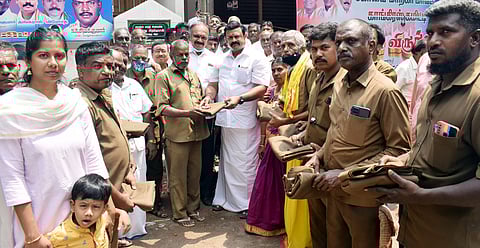 ஆட்டோ ஓட்டுநா்களுக்கு சீருடைகள் வழங்குகிறாா் காங்கிரஸ் கட்சியின் மாநில செயல் தலைவா் மயூரா ஜெயக்குமாா்.