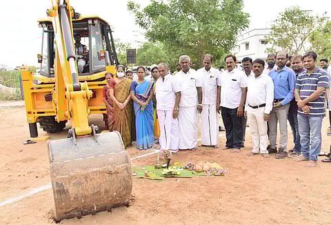 24 மணி நேரக் குடிநீா்த் திட்டப் பணிகளை பூமி பூஜையிட்டு துவக்கிவைக்கிறாா் மேயா் கல்பனா. உடன் துணை மேயா் வெற்றிச்செல்வன், துணை ஆணையா் ஷா்மிளா