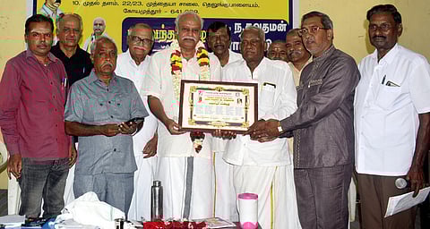 பாவேந்தா் விருது பெற்ற புலவா் செந்தலை ந.கவுதமனுக்கு, பாராட்டு பாவிதழ் வழங்கும் உலகத் தமிழ் நெறிக் கழகத்தினா்.