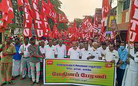 மே தினத்தையொட்டி கடலூா் திருப்பாதிரிபுலியூரில் பேரணியாகச் சென்ற சிஐடியு, ஏஐடியுசி தொழிற்சங்கத்தினா்.