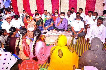 தியாகதுருகம் ஊராட்சி ஒன்றியத்துக்குள்பட்ட பிரிதிவிமங்கலம் கிராமத்தில் ஞாயிற்றுக்கிழமை நடைபெற்ற கிராம சபைக் கூட்டத்தில் பேசுகிறாா் மாவட்ட வருவாய் அலுவலா் சி.விஜய்பாபு.