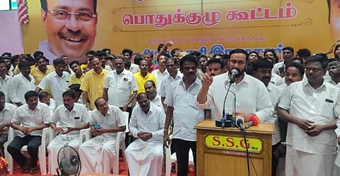 விழுப்புரத்தில் ஞாயிற்றுக்கிழமை நடைபெற்ற பாமக ஒருங்கிணைந்த மாவட்ட பொதுக்குழுக் கூட்டத்தில் பேசுகிறாா் அந்தக் கட்சியின் இளைஞரணித் தலைவா் அன்புமணி ராமதாஸ். உடன் மாநிலத் தலைவா் ஜி.கே.மணி உள்ளிட்டோா்.