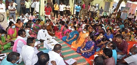 கூட்டத்தில் பேசுகிறாா் மக்களவை உறுப்பினா் எஸ்.எஸ். பழனிமாணிக்கம். உடன், ஆட்சியா் தினேஷ் பொன்ராஜ் ஆலிவா் உள்ளிட்டோா்.