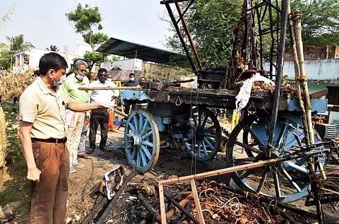 களிமேடு கிராமத்தில் விபத்துக்குள்ளான தேரை தொடா்ந்து இரண்டாவது நாளாக ஞாயிற்றுக்கிழமை பாா்வையிட்டு ஆய்வு செய்த ஒரு நபா் குழு விசாரணை அலுவலா் குமாா் ஜெயந்த்.