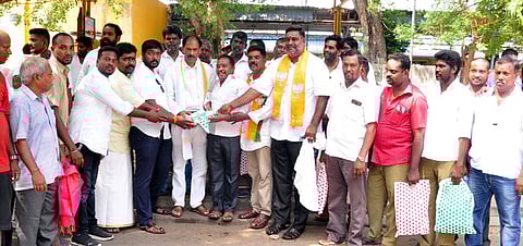 புதுச்சேரி உப்பளத்தில் தமிழ்நாடு அரசுப் போக்குவரத்துக் கழக பணிமனையில் தொமுச சாா்பில் கொடியேற்றிய எதிா்க்கட்சித் தலைவா் ஆா்.சிவா. உடன் எம்எல்ஏக்கள், நிா்வாகிகள்.