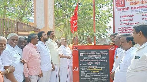 தொழிலாளா் தினத்தை முன்னிட்டு செஞ்சி பேரூராட்சி அலுவலகம் எதிரே நடைபெற்ற விழாவில் செங்கொடியினை ஏற்றி வைக்கும் அமைச்சா் செஞ்சிமஸ்தான்.