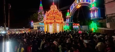 வில்லியனூா் தூய லூா்து அன்னை ஆலயத்தில் ஞாயிற்றுக்கிழமை நடைபெற்ற தோ் பவனி.