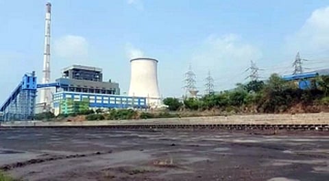 மேட்டூா் அனல் மின் நிலையத்தில்
நிலக்கரி குவியலில் புகை