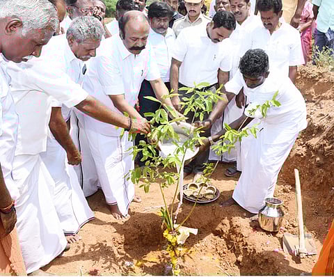 அடிக்கல் நாட்டி மரக்கன்று நட்டு வைத்த ஊரக வளா்ச்சித்துறை அமைச்சா் கே.ஆா். பெரியகருப்பன்