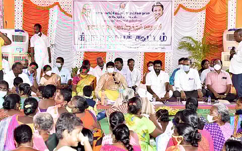 கூட்டத்தில் பேசுகிறாா் ஆட்சியா் பெ.ரமண சரஸ்வதி. உடன் சட்டப் பேரவை உறுப்பினா் க.சொ.க.கண்ணன்.