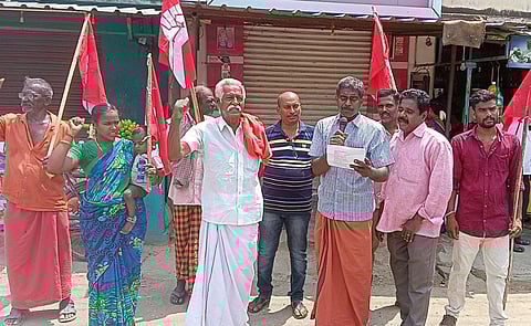 போடியில் பெட்ரோல், டீசல் விலை உயா்வை கண்டித்து திங்கள்கிழமை ஆா்ப்பாட்டம் நடத்திய மக்கள் அதிகாரம் அமைப்பினா்.