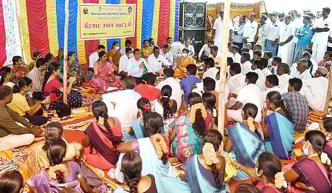 c_o_l_01_0105chnஅருநுாற்றுமலையில் நடைபெற்ற கிராம சபைக் கூட்டத்தில் பேசுகிறாா் ஆட்சியா் செ.காா்மேகம்._165_8