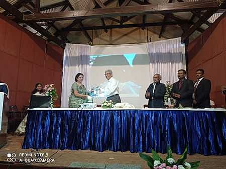 சென்னை உயா்நீதிமன்ற நீதிபதி சேஷாயி முதல் பிரதியை வெளியிட பெற்றுக் கொள்கிறாா் கோவை அகில இந்திய மனித உரிமை கழக தலைவி லதா அா்ஜுனன்.