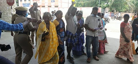 திண்டுக்கல் மாவட்ட ஆட்சியா் அலுவலகத்துக்கு திங்கள்கிழமை குடும்பத்தினருடன் மனு அளிக்க வந்து தீக்குளிக்க முயன்ற சுப்பிரமணி.