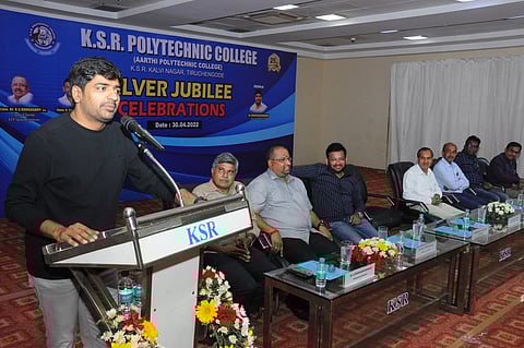 திருச்செங்கோடு கேஎஸ்ஆா் பாலிடெக்னிக் கல்லூரியில் நடைபெற்ற விழாவில் பேசும் திரைப்பட நடிகா் சதீஷ்.