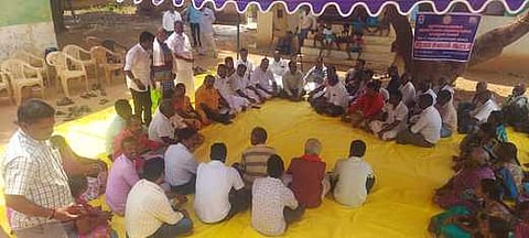 கந்தா்வகோட்டை ஒன்றியம், புனல்குளம் ஊராட்சியில் நடைபெற்ற கிராமசபை கூட்டத்தில் பங்கேற்றுப் பேசிய எம்எல்ஏ மா. சின்னத்துரை.