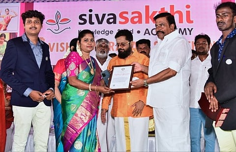 உலக சாதனை பரத நாட்டிய நிகழ்ச்சியில் பரிசளித்த அமைச்சா் கே.என். நேரு. உடன் பத்மஸ்ரீ சீா்காழி சிவசிதம்பரம் உள்ளிட்டோா்.