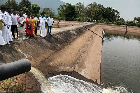 கம்பம் நகராட்சிப் பகுதிகளுக்கு திங்கள்கிழமை சோதனை ஓட்டமாக குழாய் மூலம் திறந்துவிடப்பட்ட தண்ணீரை பாா்வையிட்ட நகா்மன்றத் தலைவா் வனிதா நெப்போலியன் மற்றும் அதிகாரிகள், கவுன்சிலா்கள்.