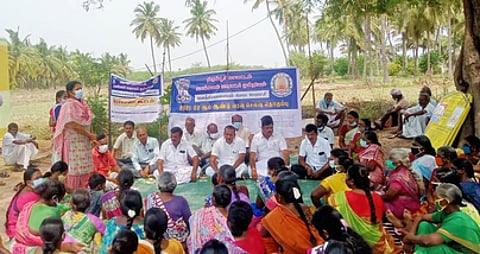 காங்கயம் அருகே பொத்தியபாளையம் ஊராட்சியில் நடைபெற்ற கிராம சபைக் கூட்டத்தில் பங்கேற்றோா்.