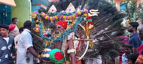 மேலக்கொடுமலூா் குமரக்கடவுள் கோயிலுக்கு திங்கள்கிழமை மயில் காவடி எடுத்து வந்த பக்தா்.