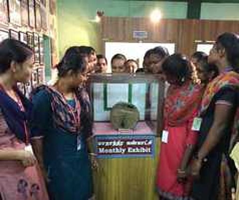 விருதுநகா் அரசு அருங்காட்சியகத்தில் திங்கள்கிழமை பொது மக்கள் பாா்வைக்காக வைக்கப்பட்டுள்ள மூங்கிலான மீன்பிடிக் கூடை.