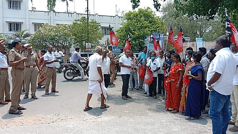 நாமக்கல் அரசு மருத்துவமனை முன் போலீஸாரிடம் வாக்குவாதம் செய்த தொழிலாளா் முன்னேற்ற சங்கத்தினா்.