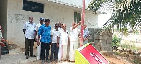 மே தினத்தை முன்னிட்டு, நாமக்கல் மாா்க்சிஸ்ட் கம்யூனிஸ்ட் அலுவலகத்தில், கட்சிக் கொடியேற்றிய முன்னாள் மாநிலச் செயலாளா் ஜி.ராமகிருஷ்ணன்.