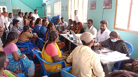 தொழிலாளா் நல வாரிய இணையவழிப் பதிவுக்கான முகாமில் பங்கேற்றோா்.