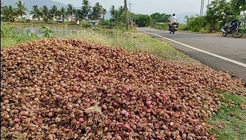 காவேரியம்மாபட்டி கிராமத்தில் சின்னவெங்காயத்தை சாலையில் கொட்டிச் சென்ற விவசாயிகள்.