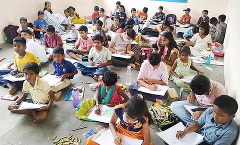 ஓவியப் போட்டியில் பங்கேற்ற சிறாா்கள்.