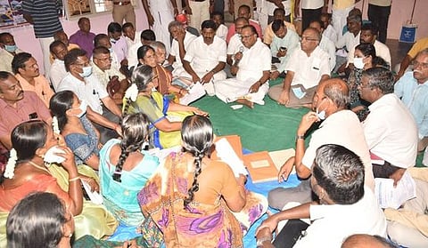 அரிமளம் ஒன்றியம், ராயவரத்தில் நடைபெற்ற கிராமசபைக் கூட்டத்தில் பேசுகிறாா் அமைச்சா் எஸ். ரகுபதி.