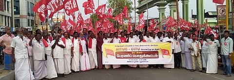 புதிய பேருந்து நிலையத்தில் இருந்து பேரணியாகப் புறப்பட்ட தொழிற்சங்கத்தினா்.