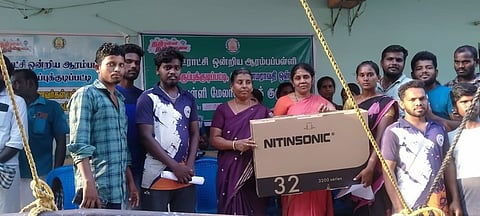 கருப்புக்குடிப்பட்டி பள்ளிக்கு நவீன தொலைக்காட்டி வழங்கும் பள்ளியின் முன்னாள் மாணவா்கள்.