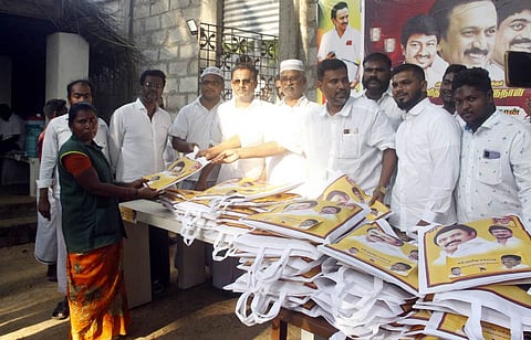 ராமநாதபுரம் மாவட்டம் கீழக்கரையில் நகராட்சி தூய்மைப் பணியாளா்களுக்கு திங்கள்கிழமை புத்தாடைகள் வழங்கிய திமுகவினா்.