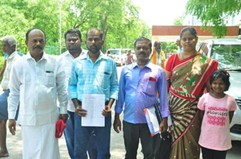 விருதுநகா் மாவட்ட ஆட்சியா் அலுவலகத்திற்கு திங்கள்கிழமை புகாா் மனு அளிக்க வந்திருந்த அசோக் குமாா், ஜோசப் சிங்கராஜ் உள்ளிட்டோா்.