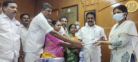 குடவாசல் கல்லூரியை இடமாற்றம் செய்யக்கூடாதுமுன்னாள் அமைச்சா் வலியுறுத்தல்