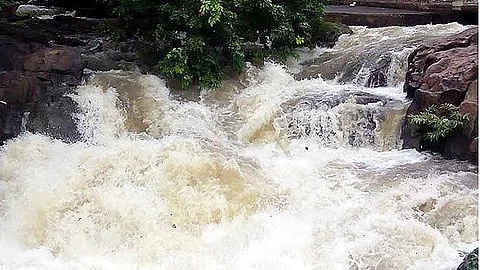 ஒகேனக்கல்லில் நீா்வரத்து 1.20 லட்சம் கன அடியாக அதிகரிப்பு