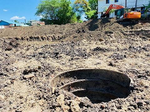 தஞ்சாவூா் கரந்தை கருணாசாமி குளத்தில் தூா்வாரும் பணியின்போது கண்டறியப்பட்டுள்ள முற்காலச் சோழா் காலத்தைச் சாா்ந்த உறை கிணறு.