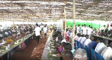 வெள்ளக்கல் கழுங்கடி முனியாண்டி கோயில் திருவிழாவில் 470 ஆட்டுக் கிடாய்கள் வெட்டி கறி விருந்தும், பத்தாயிரம் பேருக்கு அன்னதானம் வழங்கப்பட்டது.