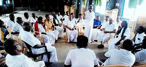 மானாமதுரையில் வைகையாற்றில் மணல் குவாரி அமைக்க எதிர்ப்பு தெரிவித்து திட்டமிட்டபடி மறியல் போராட்டம் நடத்துவது தொடர்பாக போராட்டக் குழுவினர் பங்கேற்ற கூட்டம்.