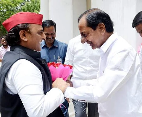 ’புது தில்லியில் தெலங்கானா முதல்வா் கே.சந்திரசேகா் ராவை சனிக்கிழமை சந்தித்த சமாஜவாதி கட்சித் தலைவா் அகிலேஷ் யாதவ்.