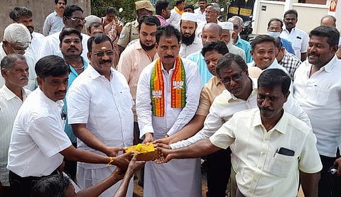 புதுச்சேரி காமராஜ் நகா் தொகுதியில் சாலைகளை புதுப்பிக்கும் பணியை பூஜை செய்து தொடக்கிவைத்த எஸ்.செல்வகணபதி எம்.பி., ஏ.ஜான்குமாா் எம்எல்ஏ உள்ளிட்டோா்.