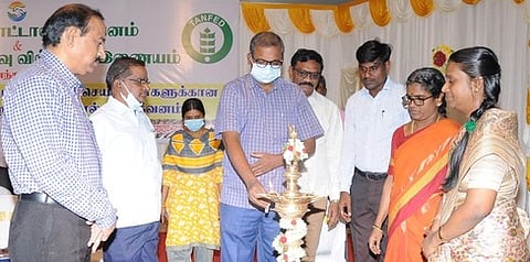 கருத்தரங்கை குத்துவிளக்கேற்றி தொடக்கிவைக்கிறாா் மாவட்ட கூட்டுறவு சங்கங்களின் மண்டல இணைப் பதிவாளா் கோ.நடராஜன்.